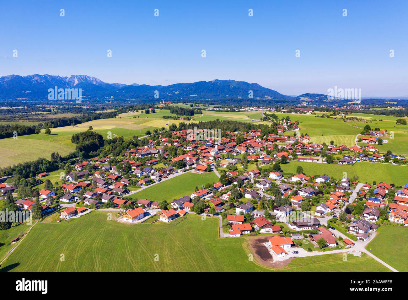Vista aerea di Greiling contro il cielo chiaro con Benediktenwand e Blomberg montagne sullo sfondo, Tölzer Land, Alta Baviera, Baviera, Germania Foto Stock