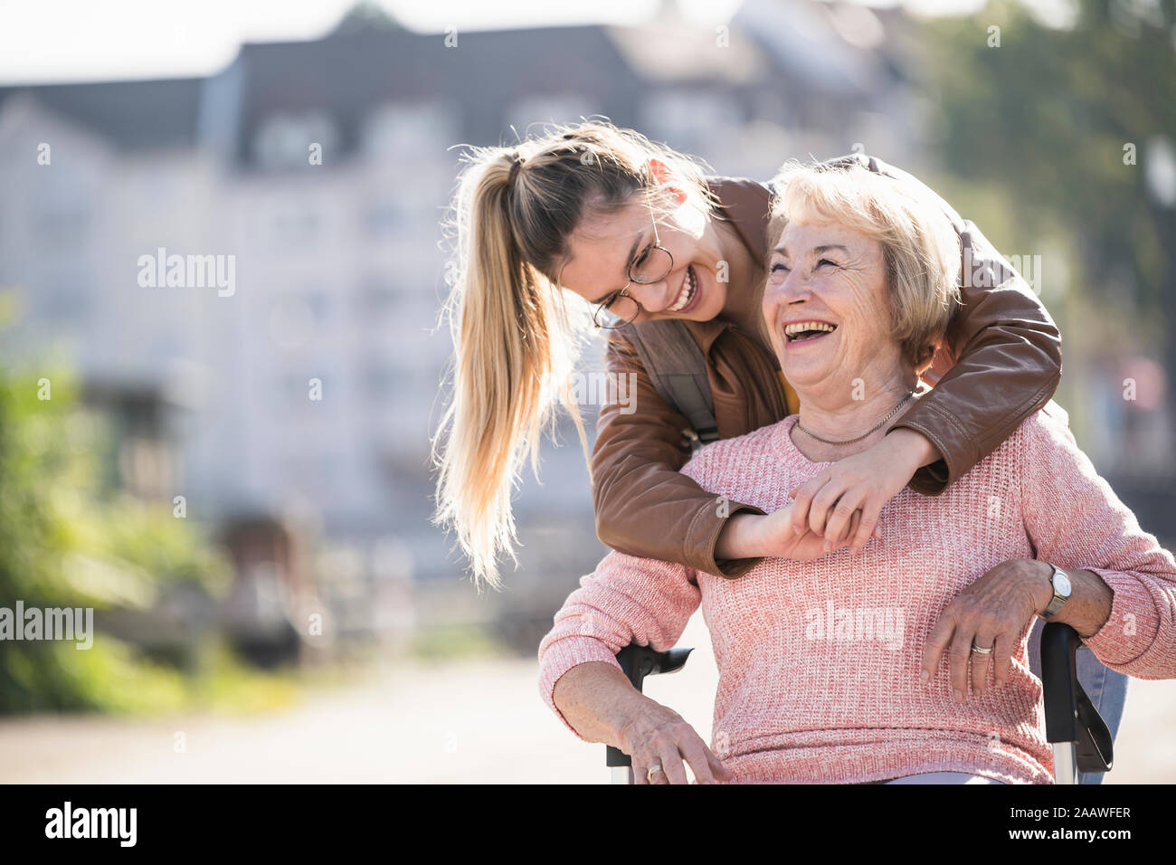 La nipote e nonna di ridere Foto Stock