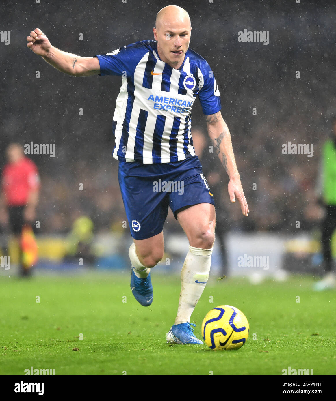 Aaron Mooy di Brighton durante la partita di Premier League tra Brighton e Hove Albion e Leicester City all'American Express Community Stadium , Brighton , 23 novembre 2019 - foto Simon Dack / Telephoto Images solo uso editoriale. Niente merchandising. Per le immagini di calcio si applicano restrizioni fa e Premier League inc. Nessun utilizzo di Internet/dispositivi mobili senza licenza FAPL - per i dettagli contattare Football Dataco : Credit Simon Dack Foto Stock
