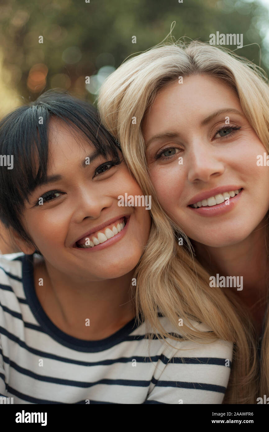 Close up ritratto di due donne sorridenti Foto Stock
