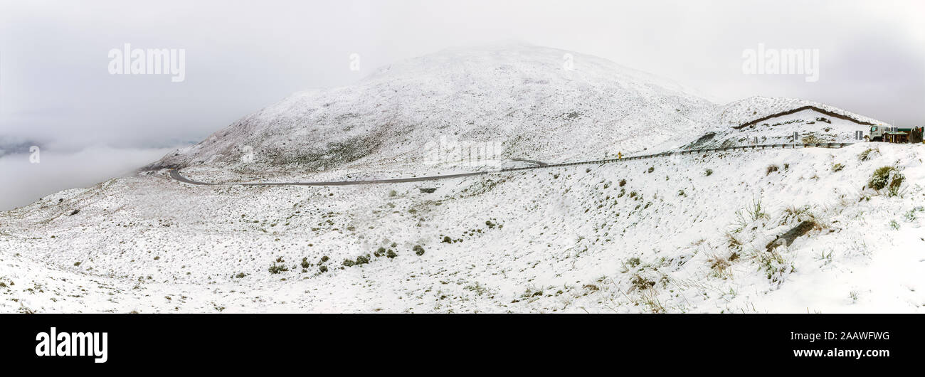 Panoramica della gamma di corona sulla strada coperta di neve montagna, Isola del Sud, Nuova Zelanda Foto Stock