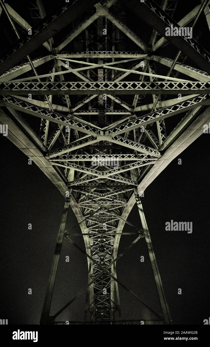 Il Portogallo, Porto, Douro, basso angolo di visualizzazione Dom Luis I Bridge visto di notte Foto Stock