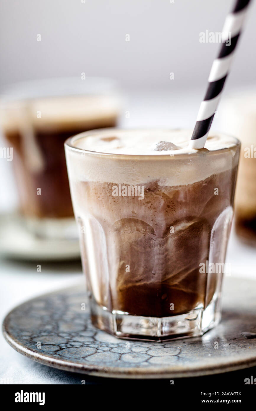 Espresso ghiacciato con il freddo della schiuma di latte Foto stock - Alamy