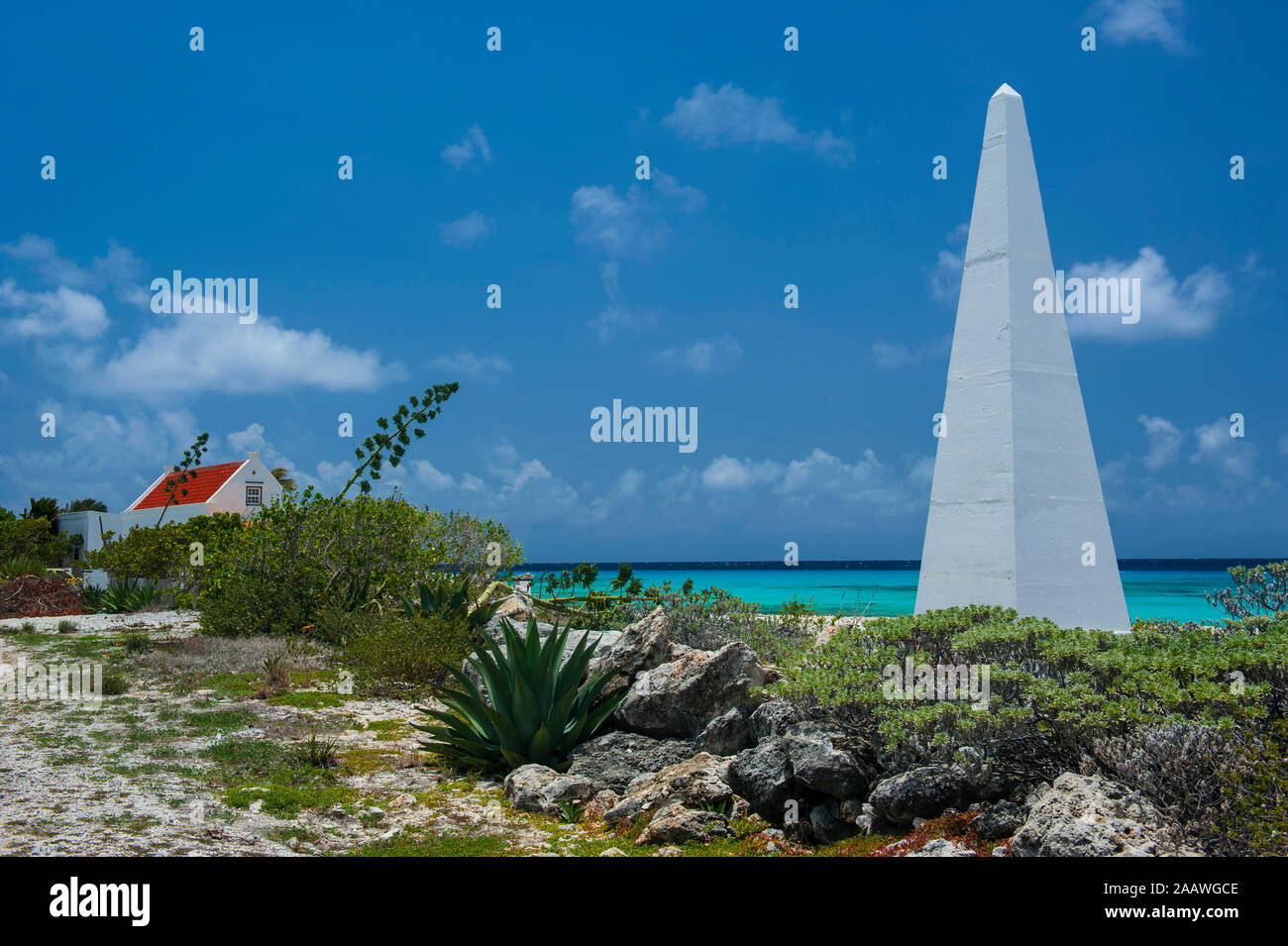 Piramide in spiaggia contro il cielo blu in Bonaire, ABC, isole dei Caraibi Foto Stock