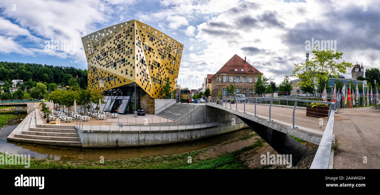 Esterno del Forum Gold e Silver House contro sky, Baden-Württemberg, Germania Foto Stock