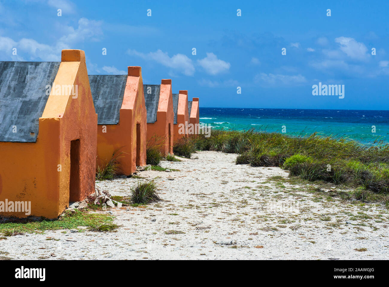 Rifugi di slave a beach contro il cielo blu durante la giornata di sole, Bonaire, ABC Isole dei Caraibi, Paesi Bassi Foto Stock
