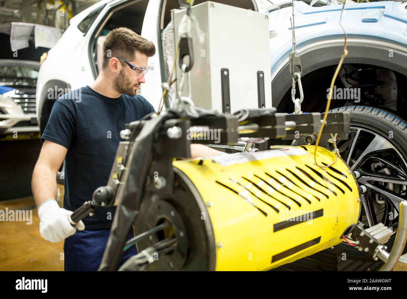 Uomo che lavora nella moderna fabbrica di automobili Foto Stock