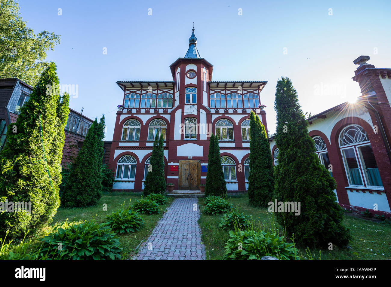 Basso angolo vista di vecchi edifici tedeschi, Kaliningrad, Russia Foto Stock