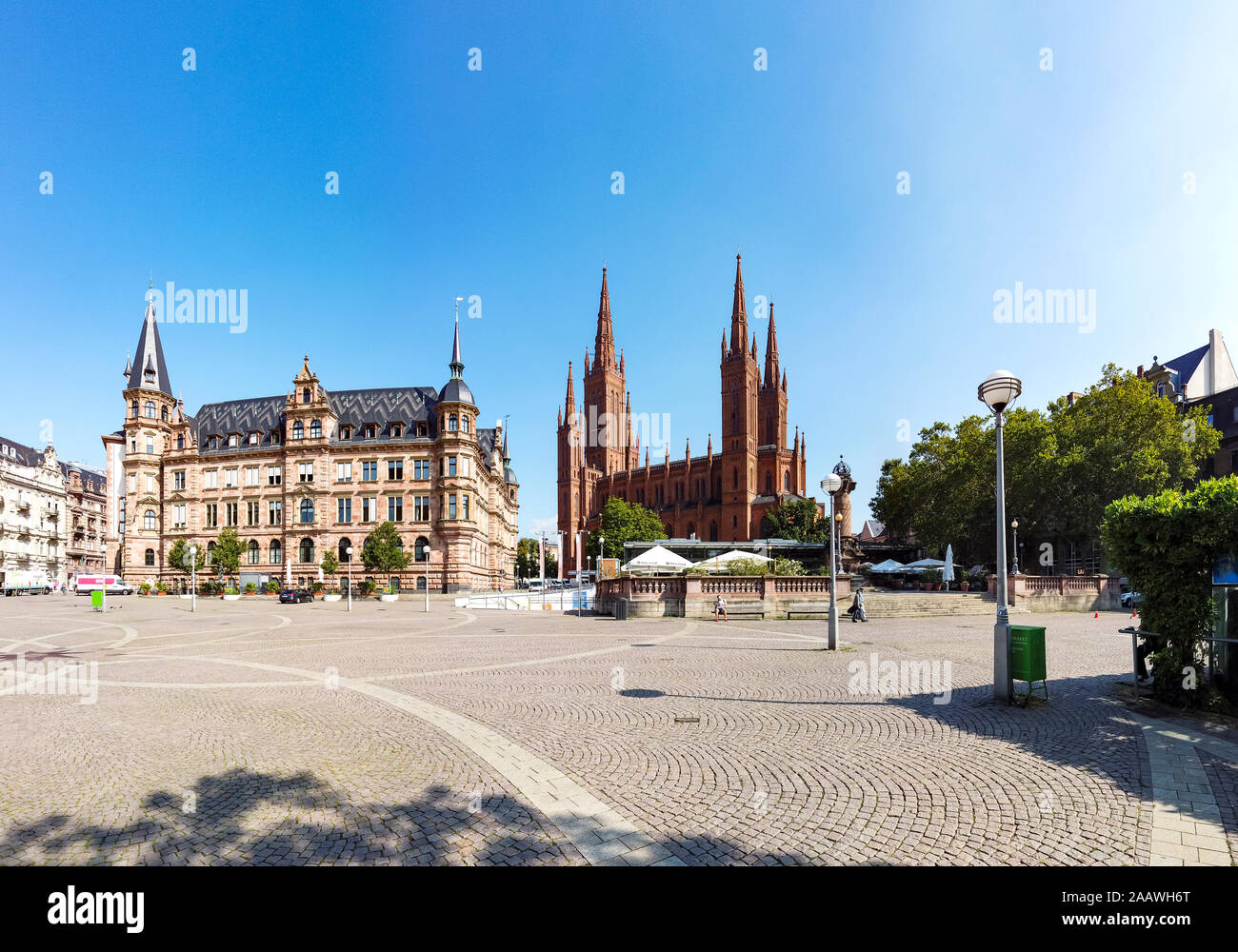 Vista sulla piazza del mercato con il nuovo municipio e chiesa, Wiesbaden, Germania Foto Stock