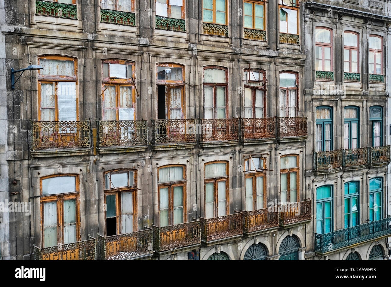 Il Portogallo, Porto, trascurato la facciata della casa cittadina in quartiere residenziale Foto Stock