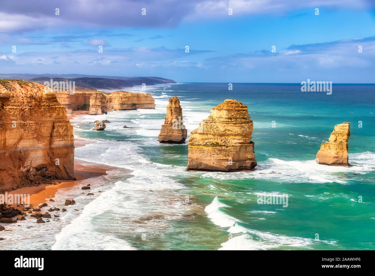 Pila di rocce contro il cielo a dodici Apostoli il Parco Marino Nazionale, Victoria, Australia Foto Stock