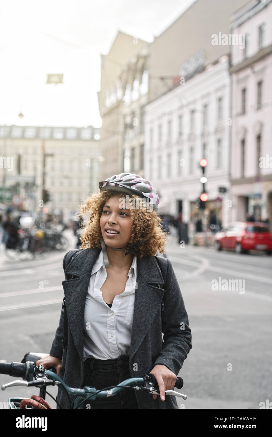 Donna con la bicicletta nella città di Berlino, Germania Foto Stock