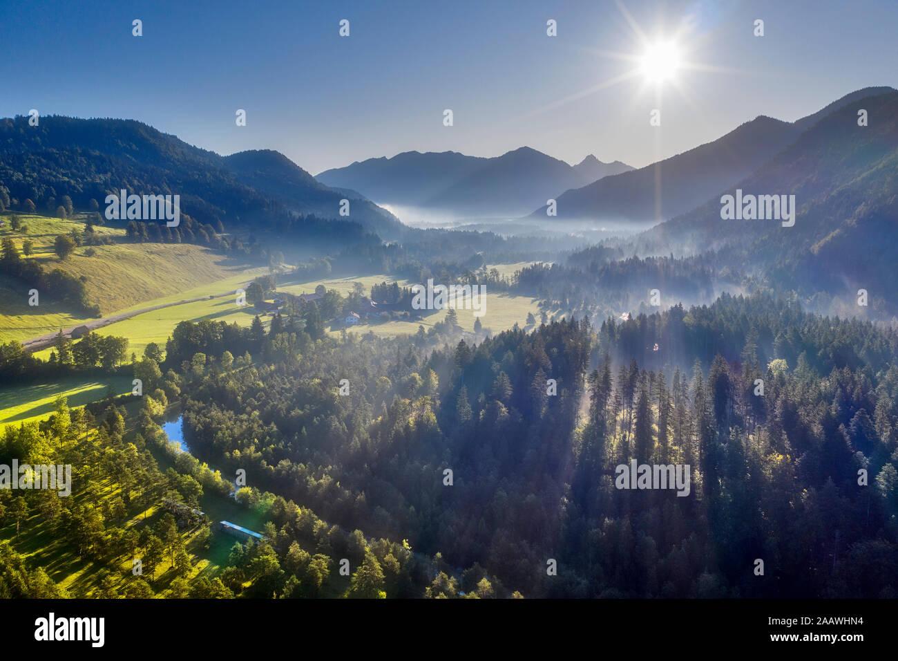 In Germania, in Baviera, Baviera, Isarwinkel, Jachenau, nel fiume paesaggio montano di sunrise Foto Stock