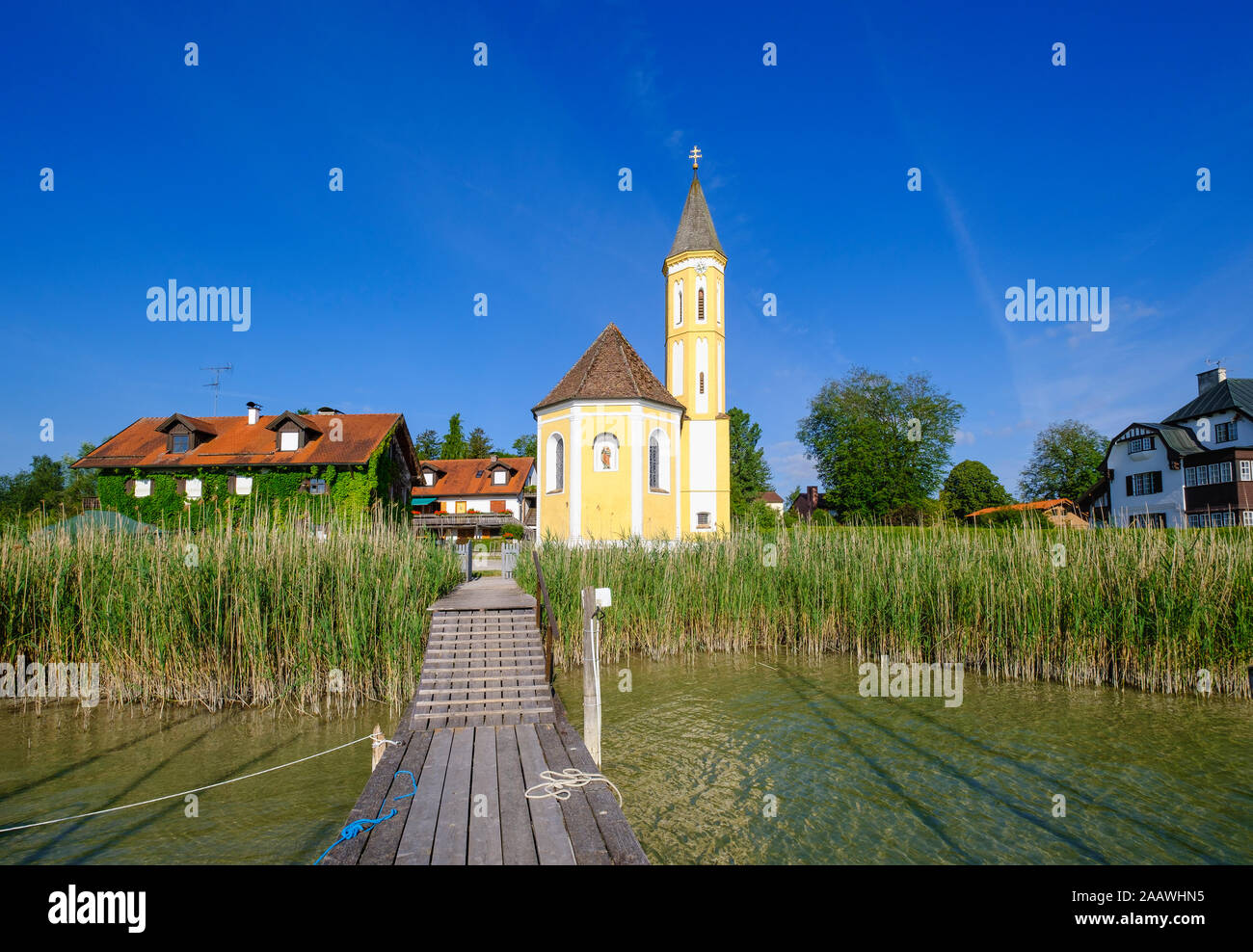 Esterno del San Alban chiesa a Diessen am Ammersee contro il cielo blu, Baviera, Germania Foto Stock
