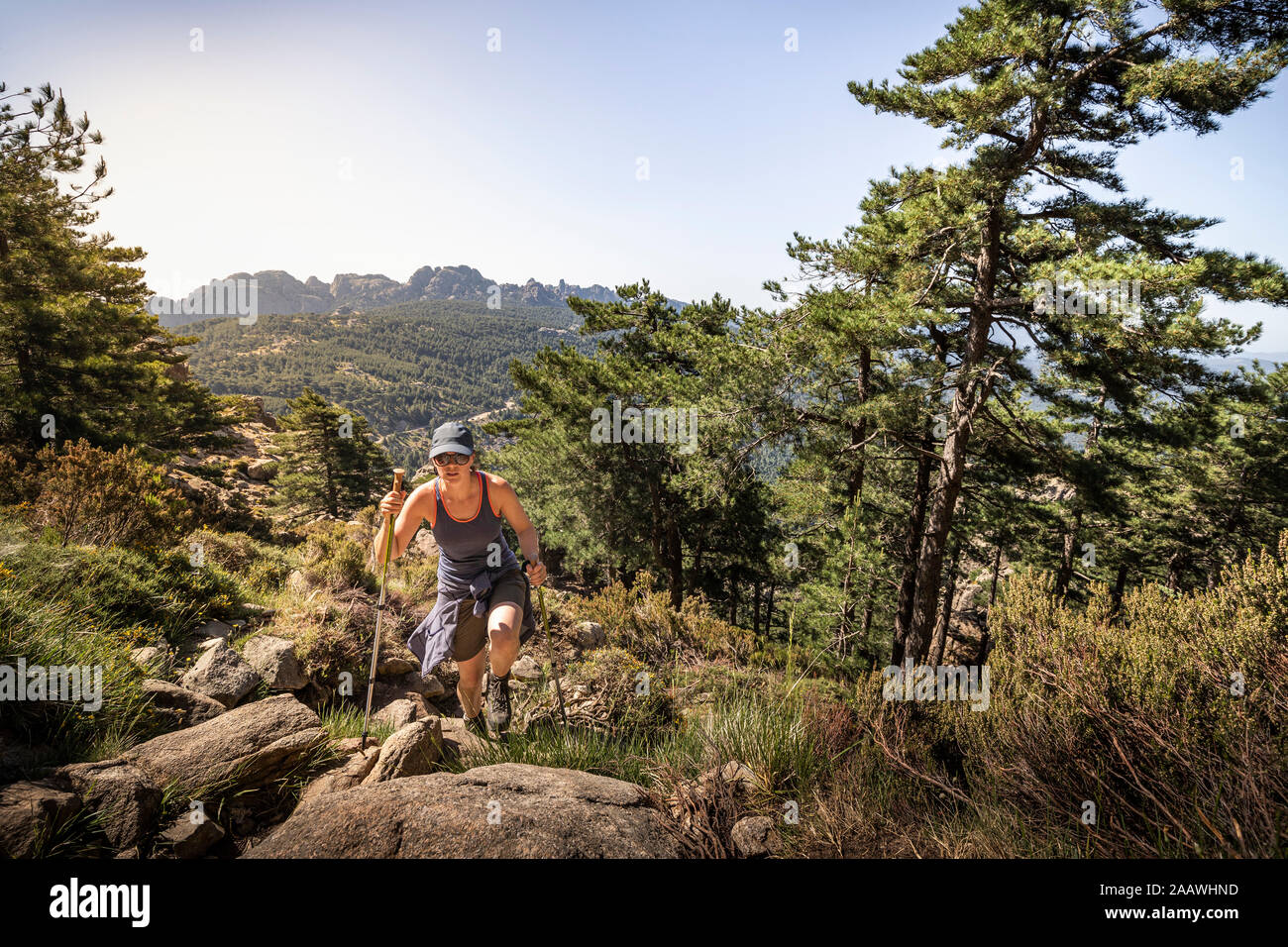 Escursionista femmina, Aiguilles de Bavella, Corsica, Francia Foto Stock