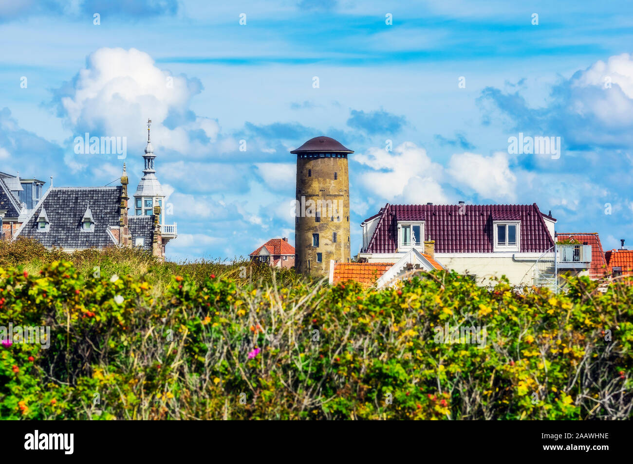 Paesi Bassi, Zeeland, Domburg, townscape con la vecchia torre di acqua Foto Stock
