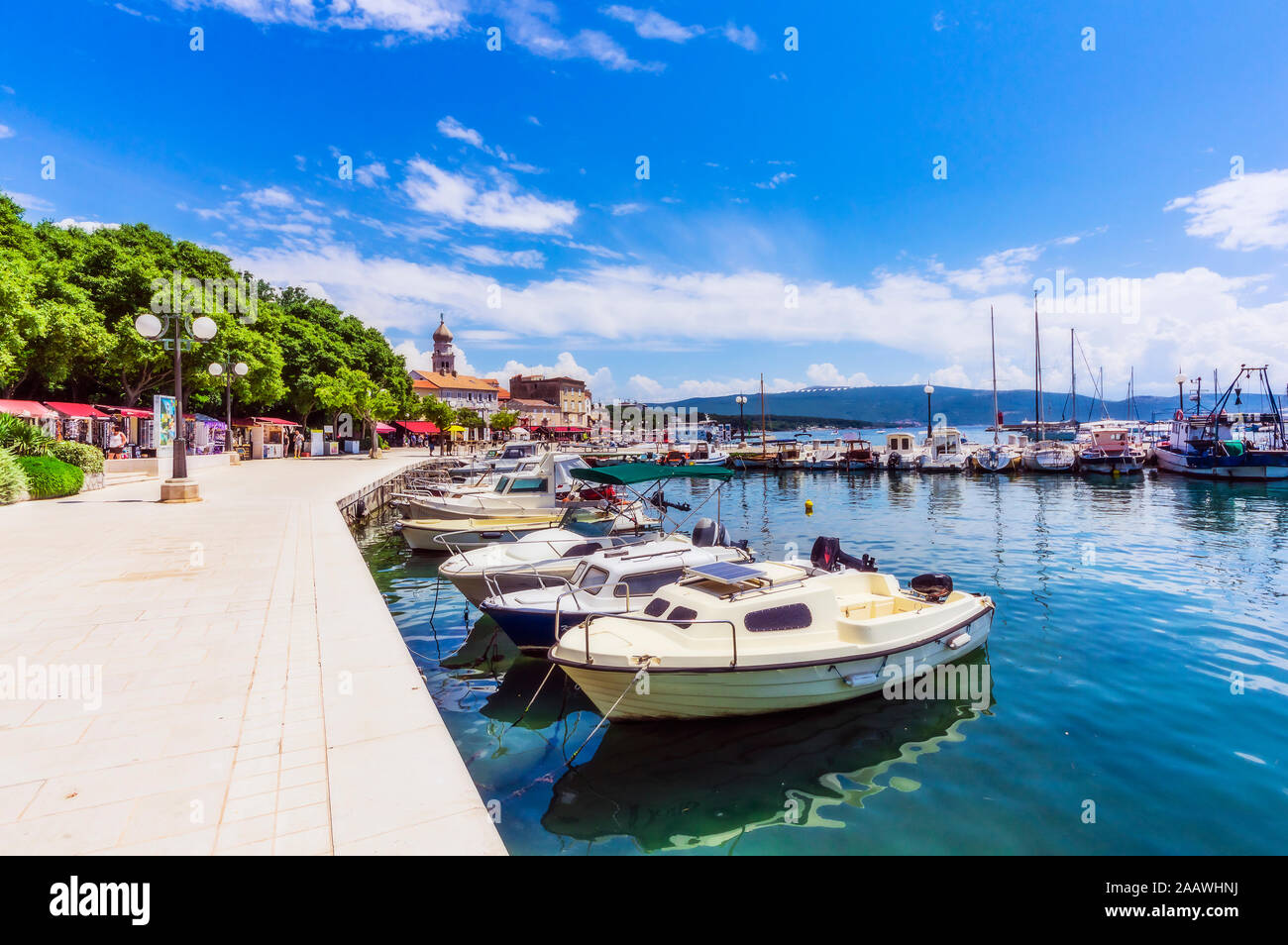 Barche ormeggiate nel mare Adriatico contro il cielo blu a Krk, Croazia Foto Stock