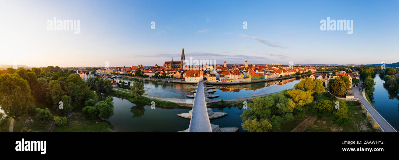 Scatto panoramico ponte di pietra sul fiume Danubio in Regensburg, Baviera, Germania Foto Stock