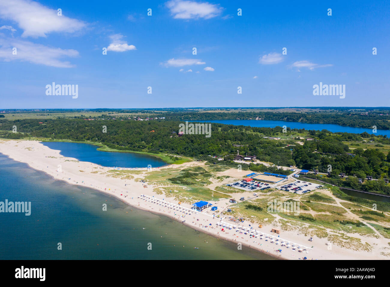 Vista aerea del lago sulla costa di Yantarny da spiaggia contro sky, Kaliningrad, Russia Foto Stock