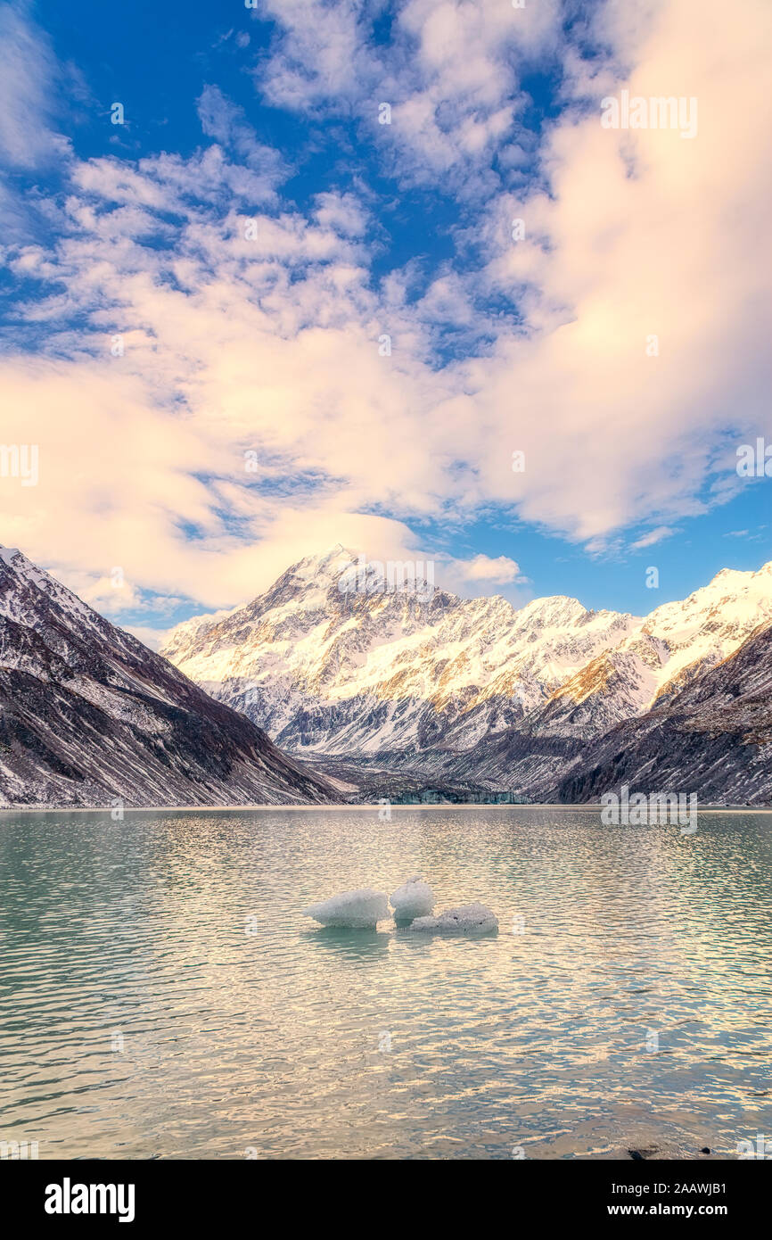 Nuova Zelanda, Isola del Sud, vista panoramica delle nuvole sopra il lago di Hooker con Mount Cook e Hooker ghiacciaio in background Foto Stock
