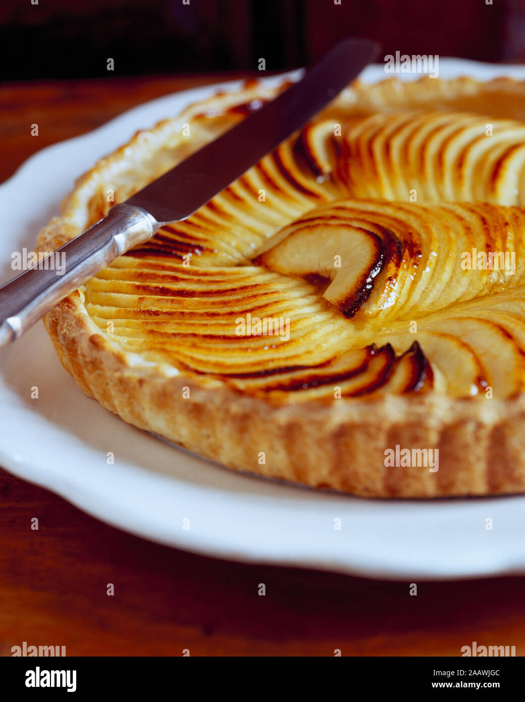 La torta di mele nella piastra bianca sul tavolo Foto Stock