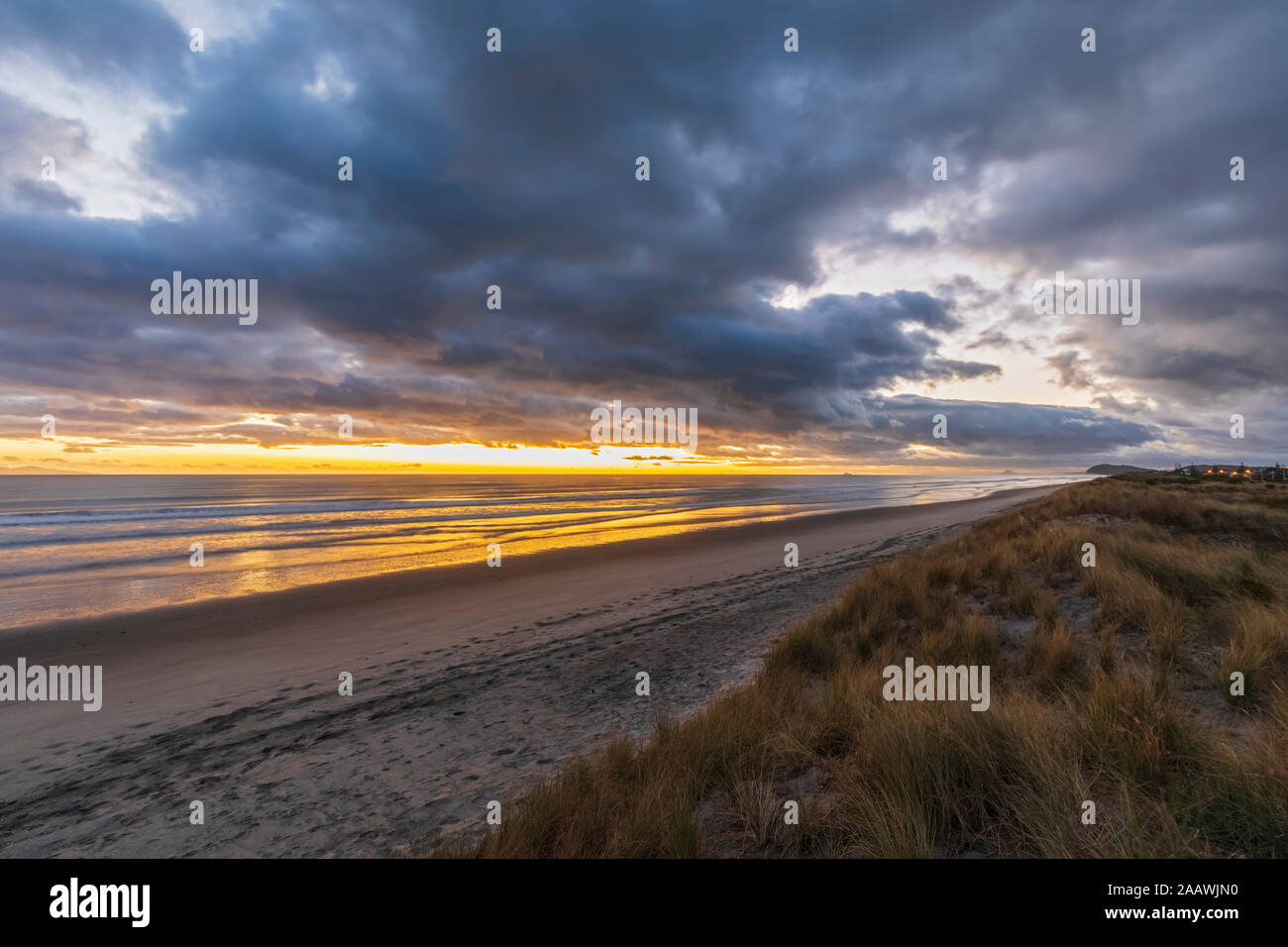 Nuova Zelanda, Isola del nord, Waikato, Waihi Beach, vista panoramica del mare spiaggia al tramonto Foto Stock