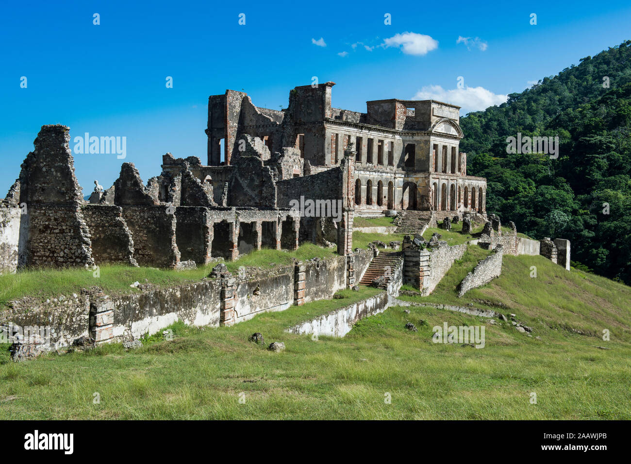 Le antiche rovine del palazzo Sanssouci contro sky durante la giornata di sole, Haiti, Caraibi Foto Stock