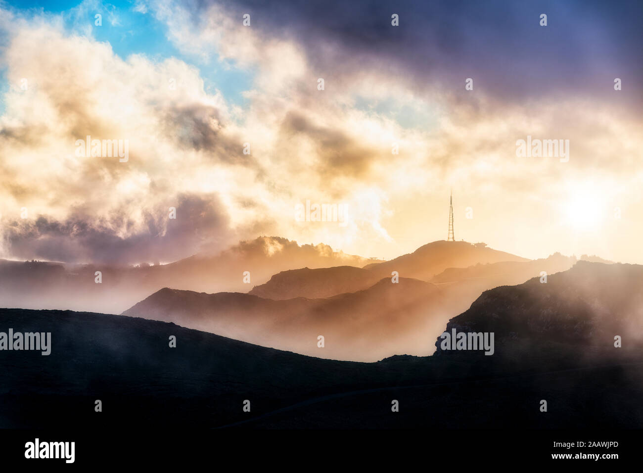 Vista la comunicazione Sugarloaf Tower al tramonto, Christchurch, Canterbury, Isola del Sud, Nuova Zelanda Foto Stock