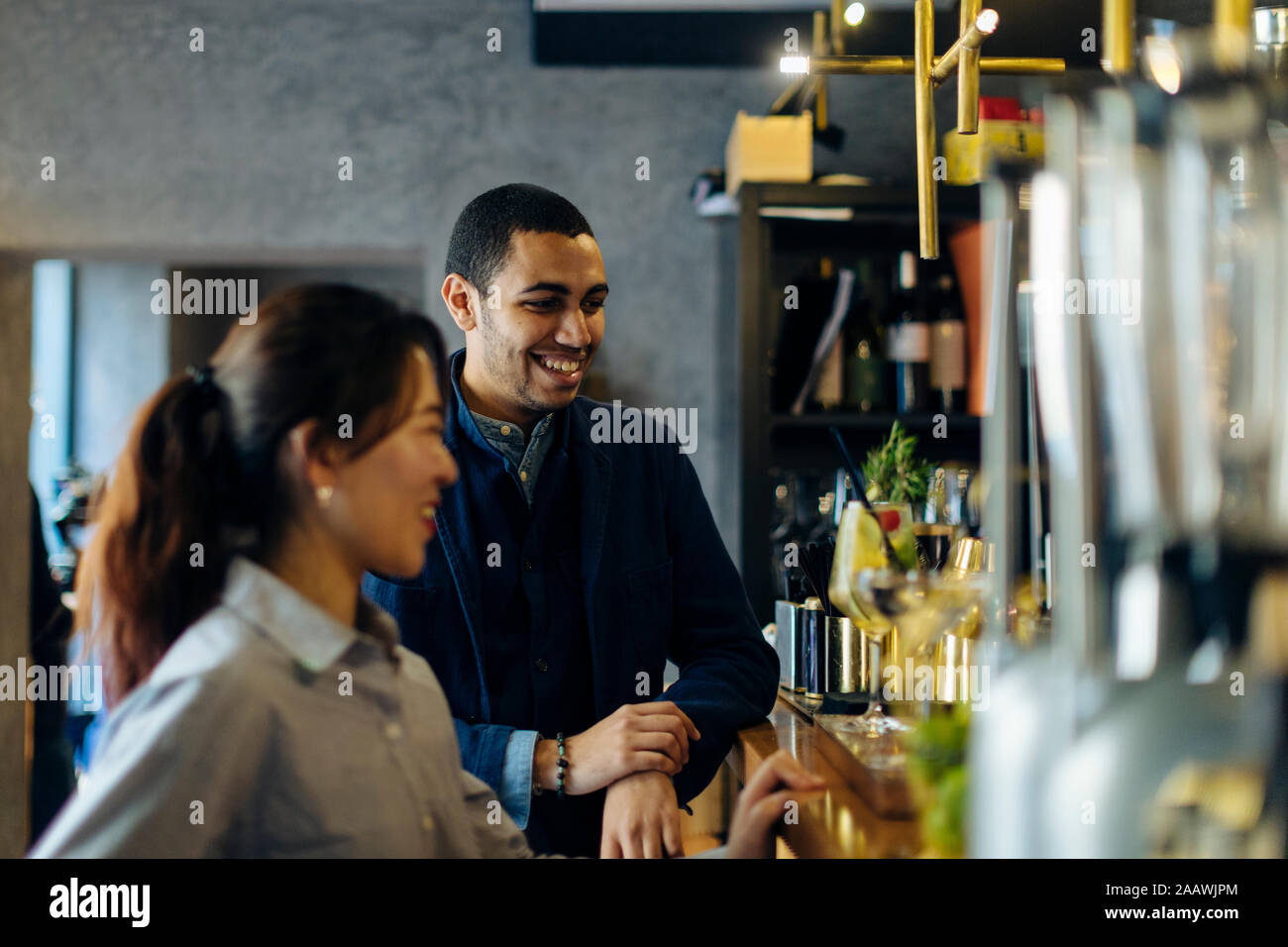 I colleghi riuniti in un bar dopo il lavoro Foto Stock