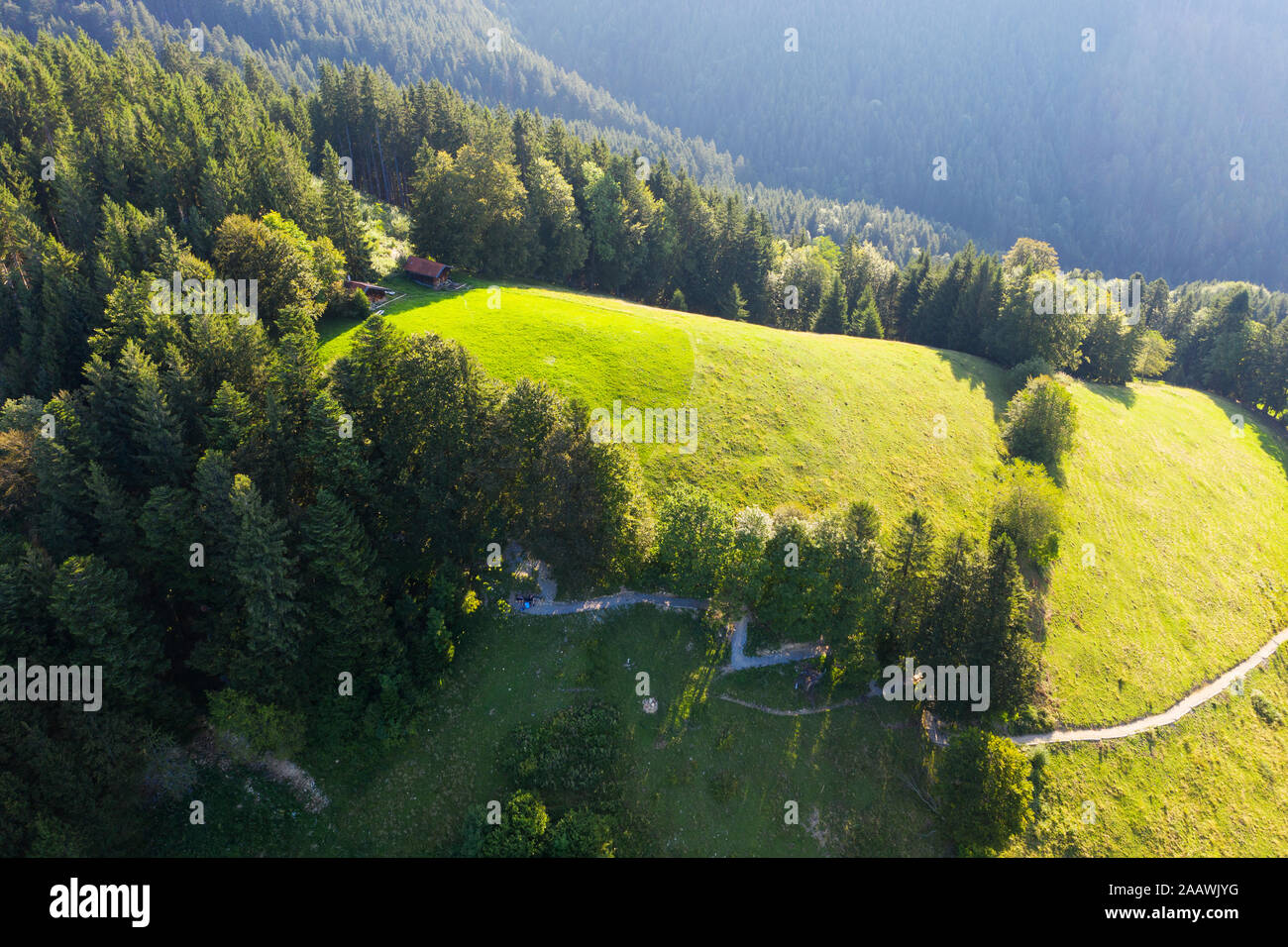 Vista panoramica del paesaggio sulla giornata di sole a Sonntraten, Gaissach, Isarwinkel, Alta Baviera, Baviera, Germania Foto Stock