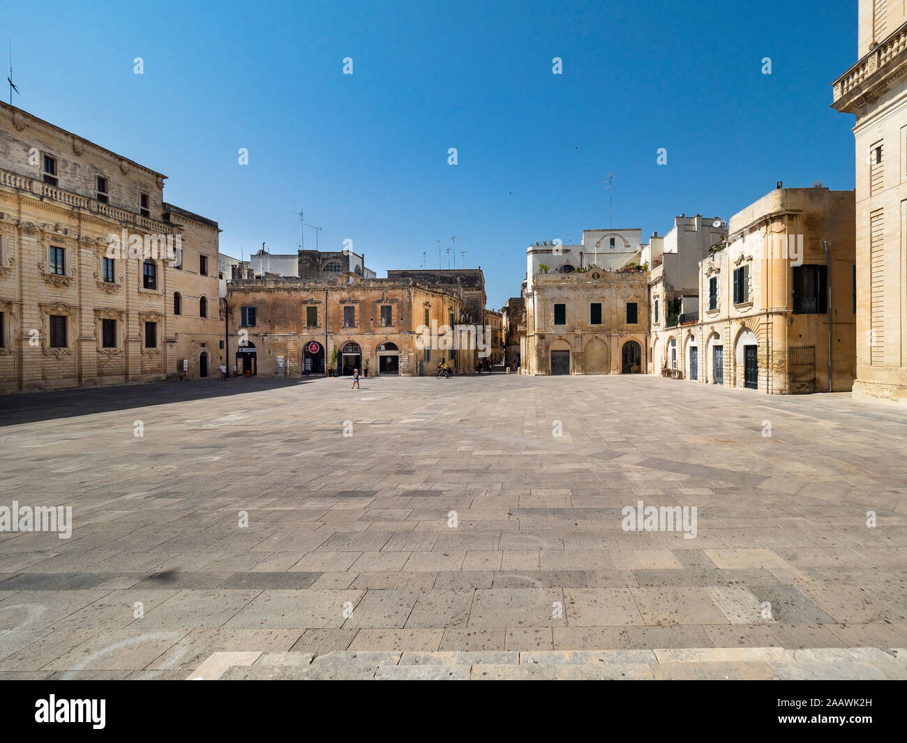 Vista di vecchi edifici residenziali contro il cielo blu e chiaro in Lecce, Italia Foto Stock