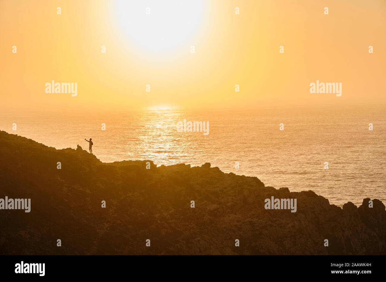 Il Portogallo, Algarve, Cabo de Sao Vincente, silhouette del southwestern punto la maggior parte di Europa Foto Stock