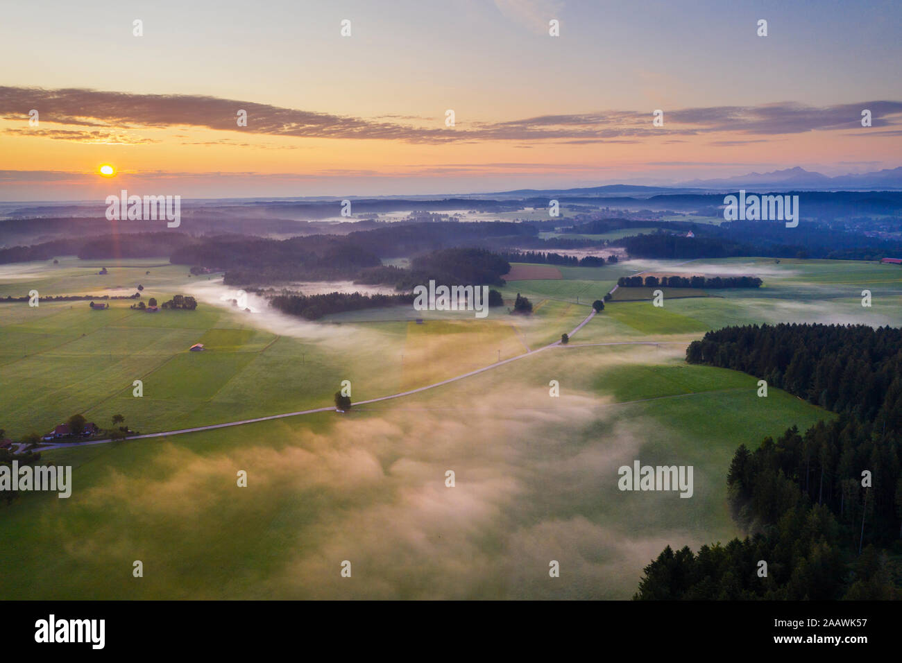 Vista panoramica del paesaggio contro sky durante il sunrise a Dietramszell, Tölzer Land, Alta Baviera, Baviera, Germania Foto Stock