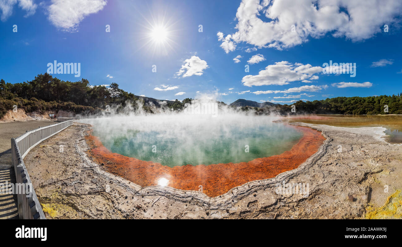 Pool di Champagne, Wai-O-Tapu Thermal Wonderland, Taupo zona vulcanica, l'isola nord, Nuova Zelanda Foto Stock