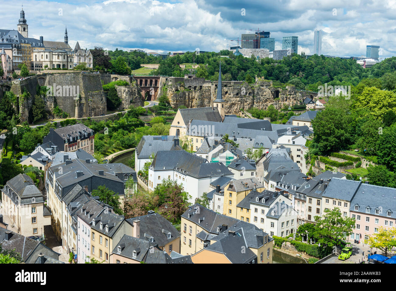Angolo di Alta Vista della vecchia città di Lussemburgo contro il cielo nuvoloso Foto Stock