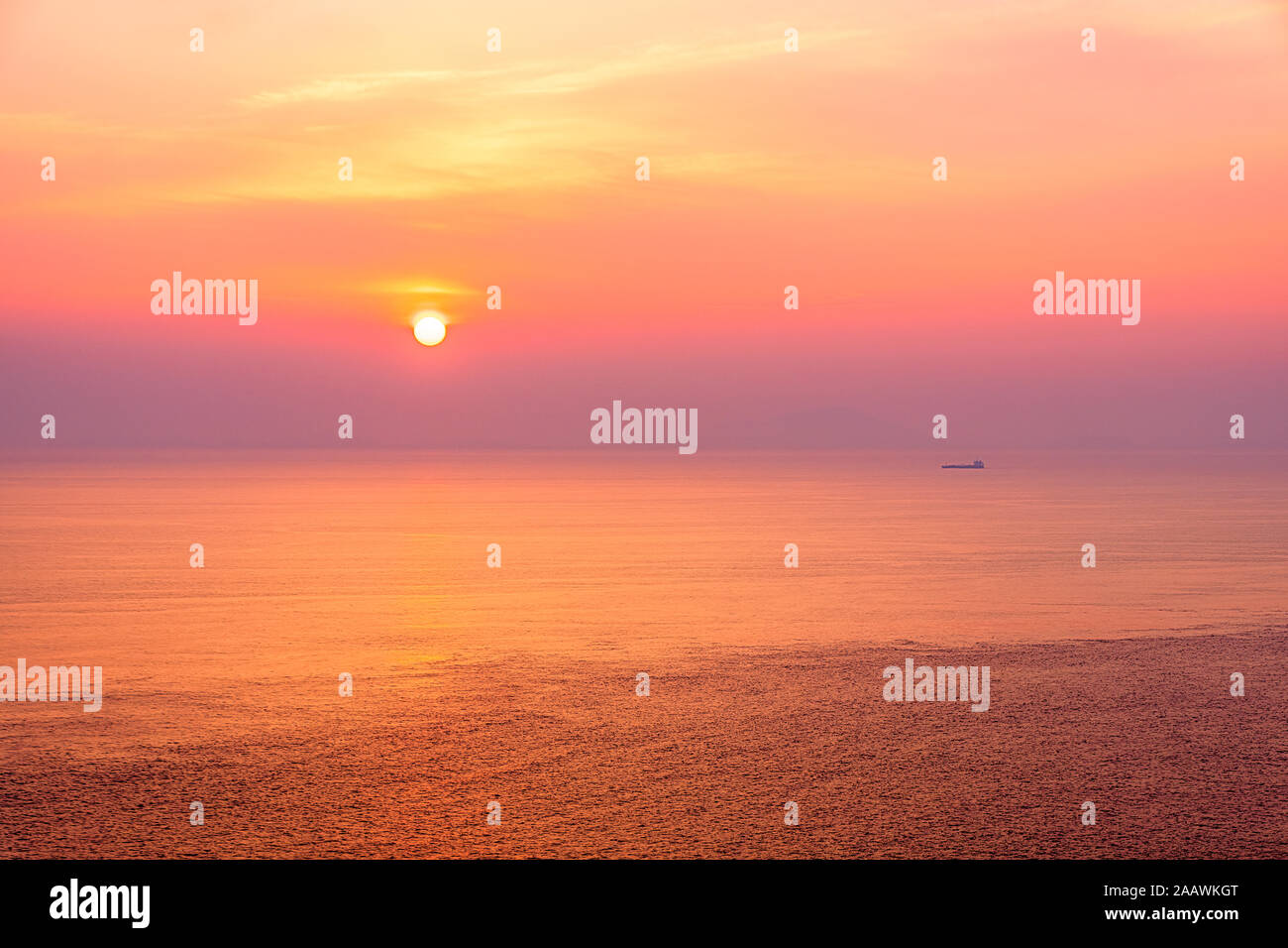 Vista panoramica del mare contro il cielo durante il tramonto, nella costa occidentale della Scozia, Regno Unito Foto Stock