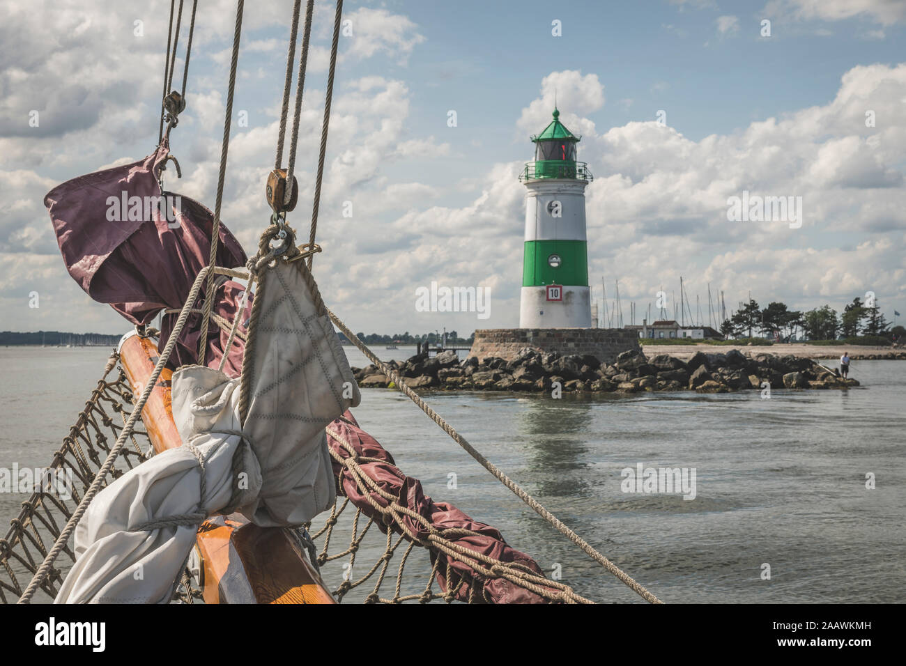 Germania, Schleswig-Holstein, Schleimunde faro visto da gaff schooner barca Foto Stock