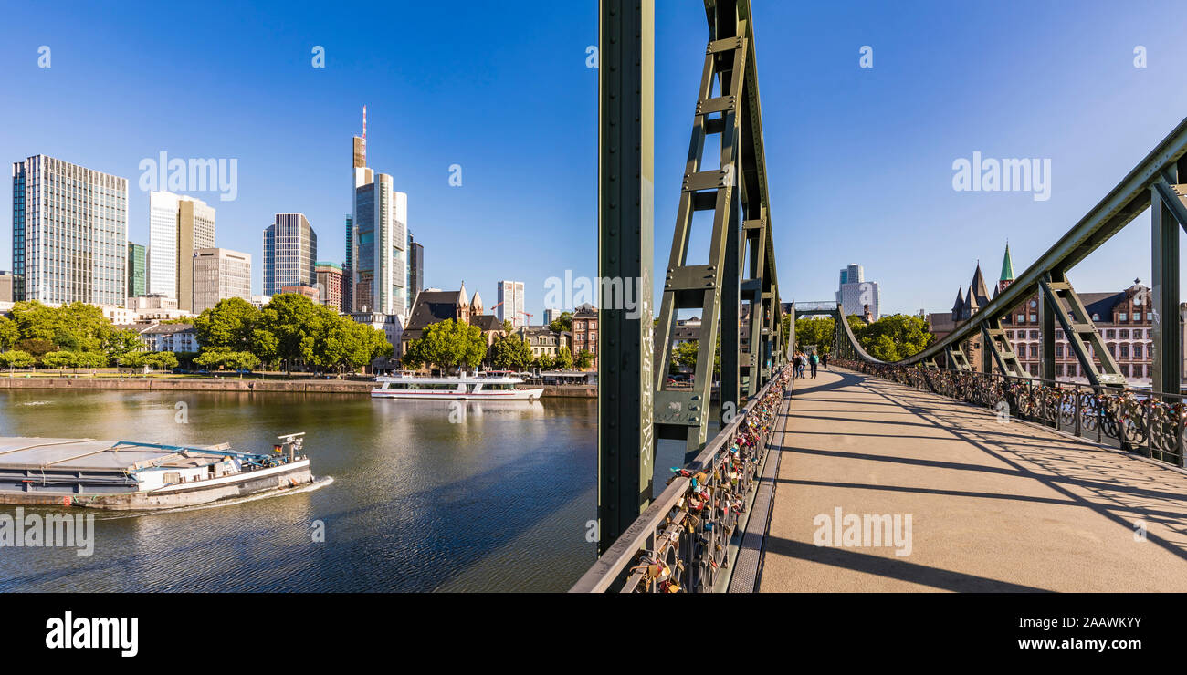 Eiserner Steg oltre il fiume contro il cielo chiaro a Francoforte, Germania Foto Stock
