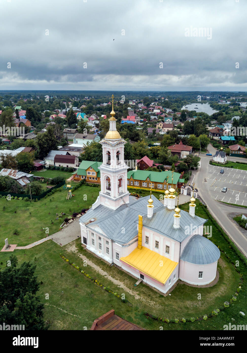 Vista aerea dell'Ascensione Chiesa contro il cielo nuvoloso a Kimry, Mosca, Russia Foto Stock