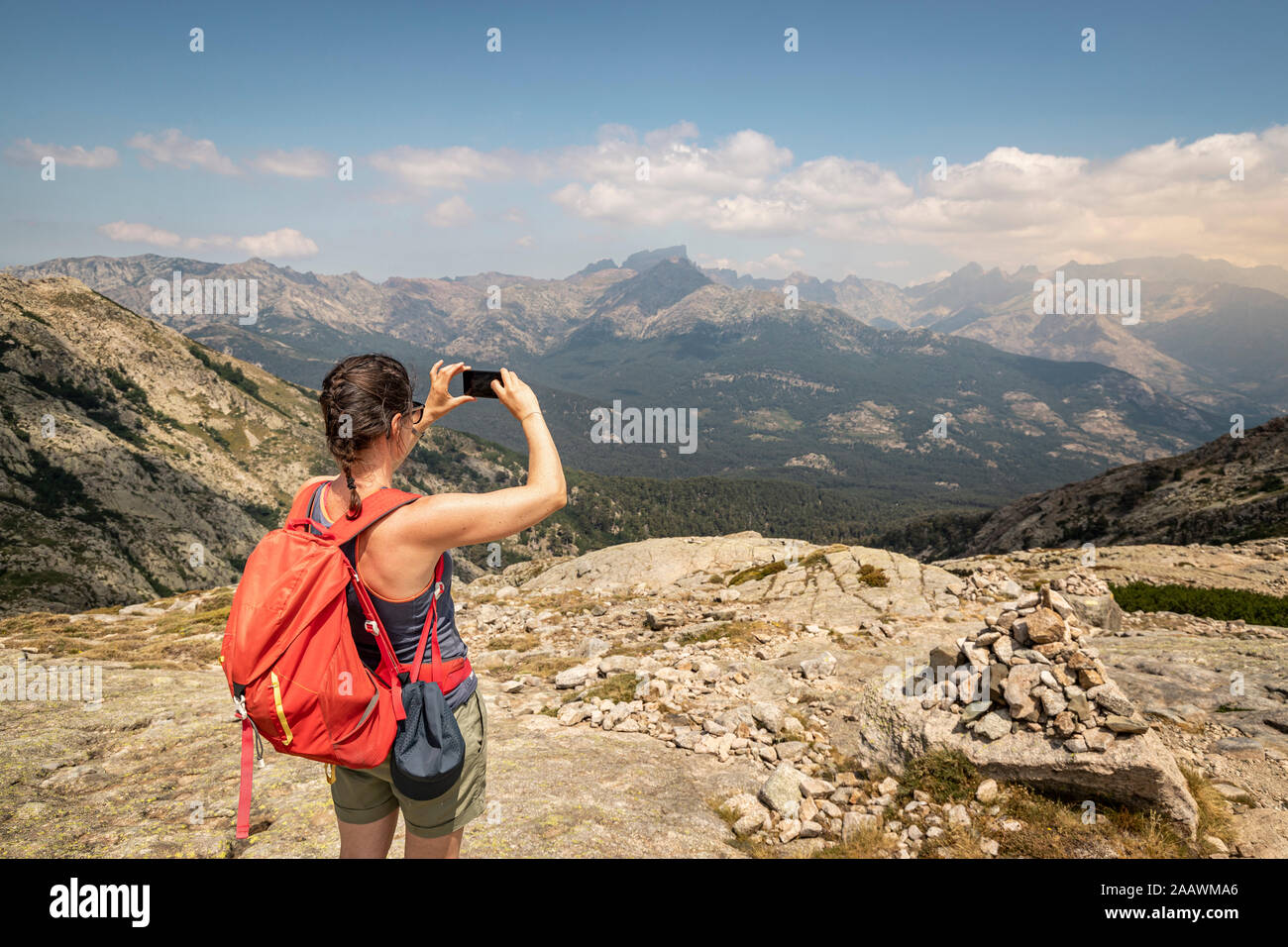 Escursionista femmina durante l'escursione, fotografare con il suo punto di vista, Haute-Corse, Corsica, Francia Foto Stock