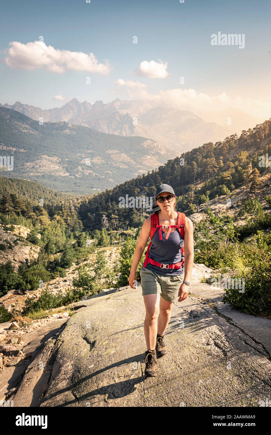 Escursionista femmina durante la camminata, Haute-Corse, Corsica, Francia Foto Stock