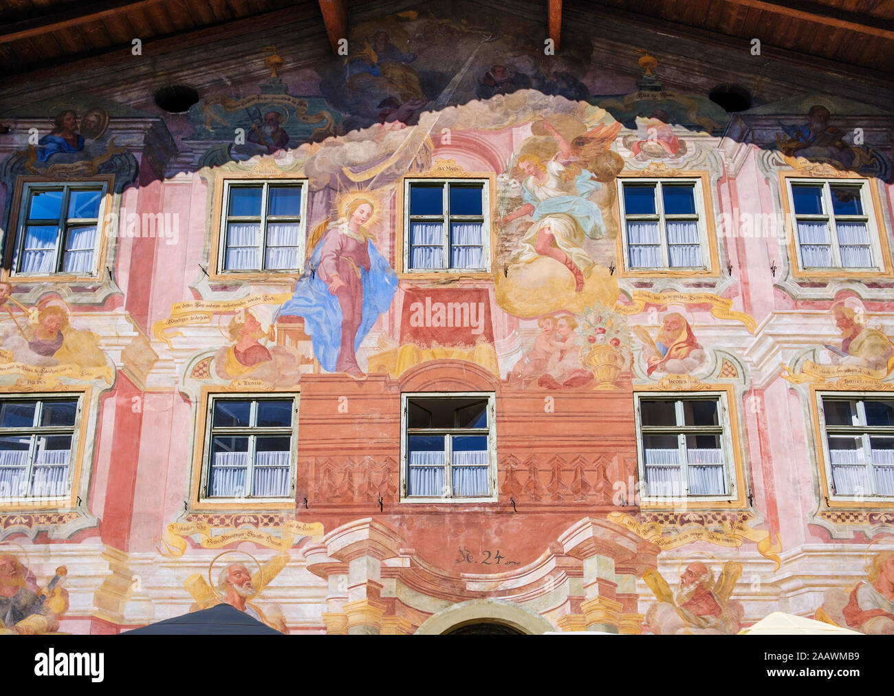Basso angolo di vista Lüftlmalerei sulla casa in centro città e Mittenwald, Werdenfelser Land, Alta Baviera, Baviera, Germania Foto Stock