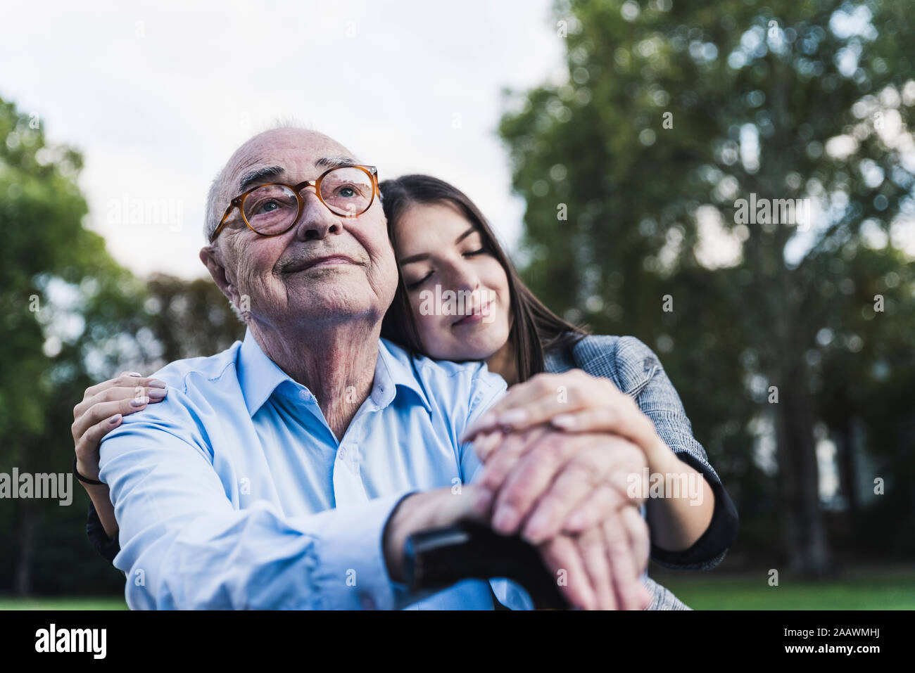 Ritratto di uomo anziano con la sua nipote in un parco Foto Stock