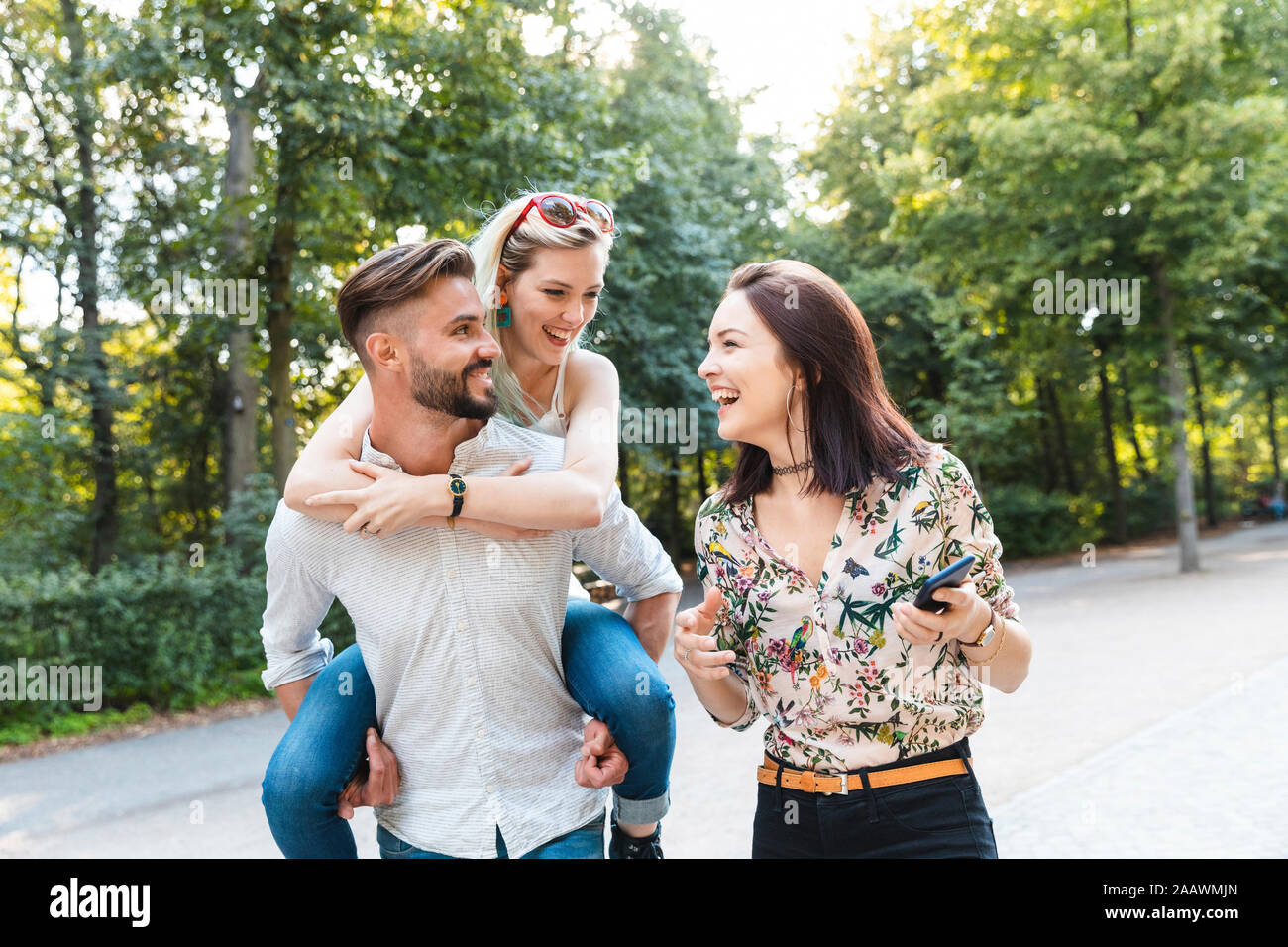 Gruppo di tre amici divertendosi insieme Foto Stock