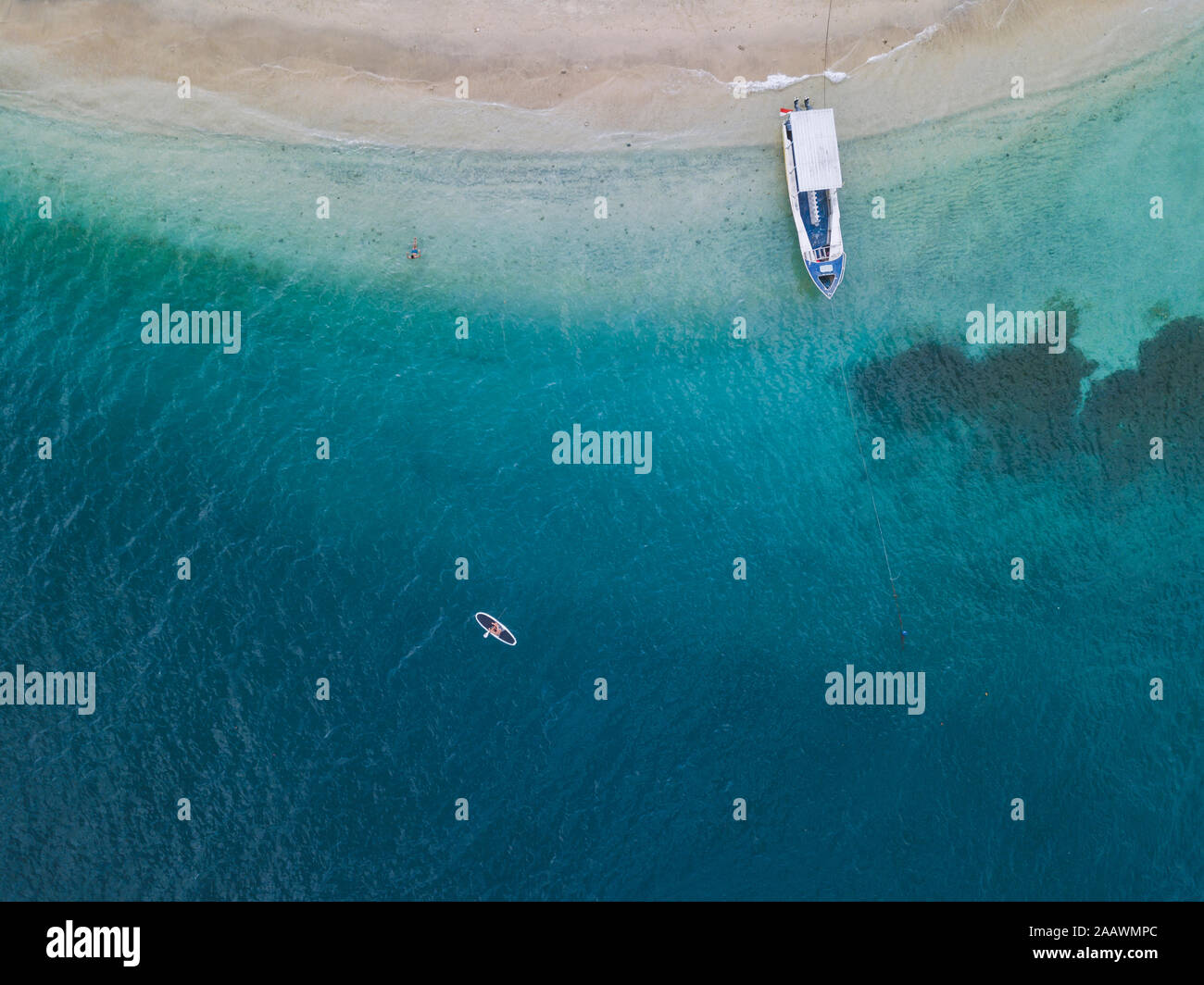 Drone shot di paddleboard sull isola Gili-Air a Bali, Indonesia Foto Stock