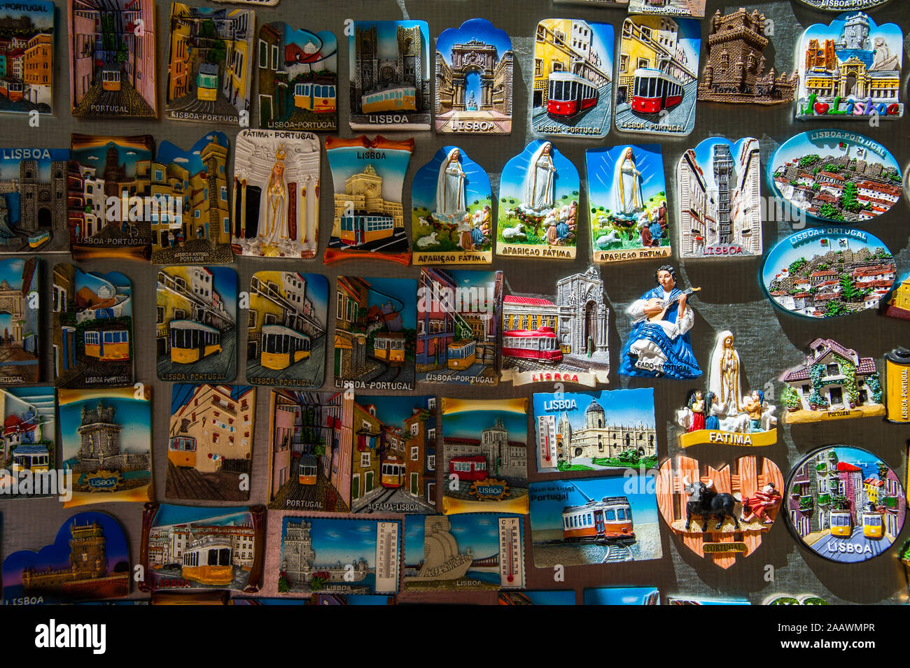Close-up di vari souvenir in vendita presso il negozio, Portogallo Foto Stock