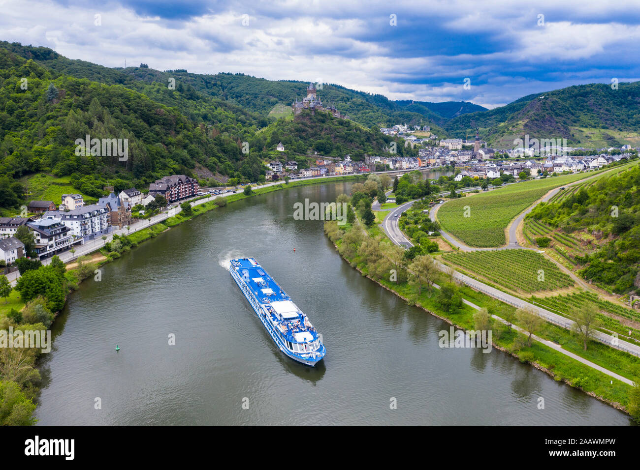 Vista aerea della nave da crociera sul fiume Mosella, a Cochem, Germania Foto Stock