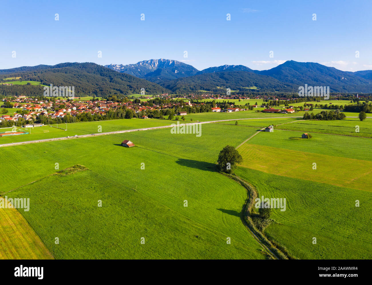 Vista panoramica del paesaggio all'Bichl con Benediktenwand e Rabenkopf montagne sullo sfondo, Tölzer Land, Alta Baviera, Baviera, Germania Foto Stock