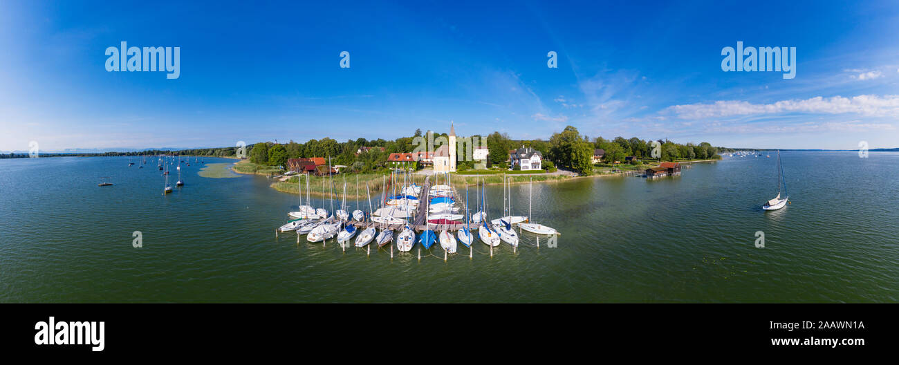 Pontile Lago Ammersee contro il cielo blu in Baviera, Germania Foto Stock