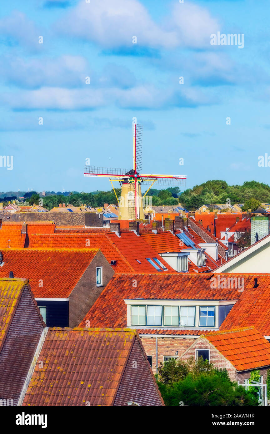 Paesi Bassi, Zeeland, Westkapelle, townscape con mulino a vento Foto Stock